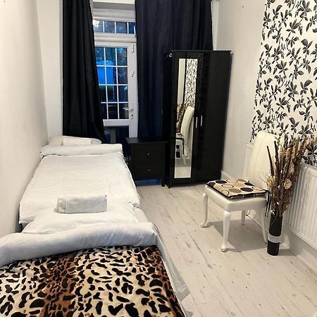 Happy Hours Home Stay London Bagian luar foto